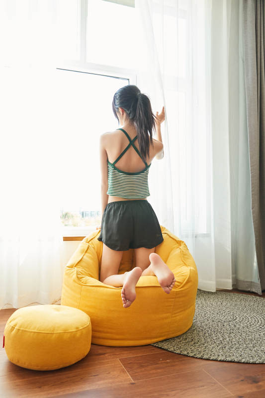 儿童客房内舒适休息的少女图片