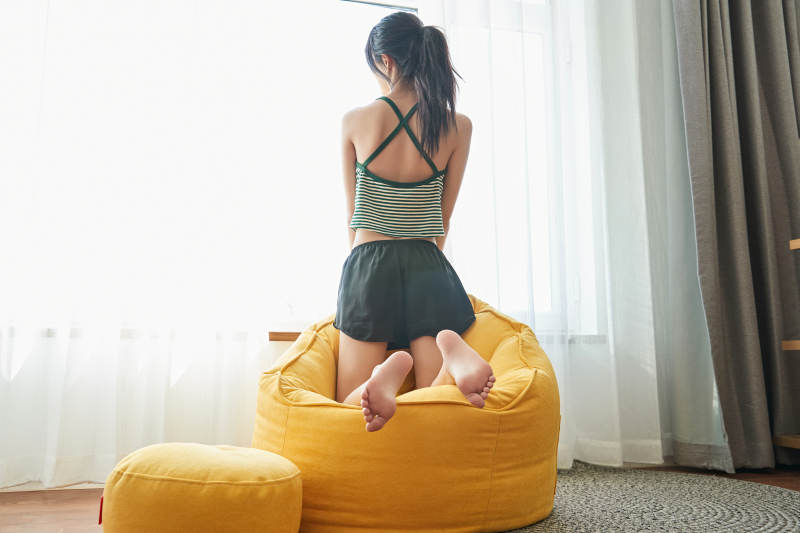 儿童客房内舒适休息的少女图片