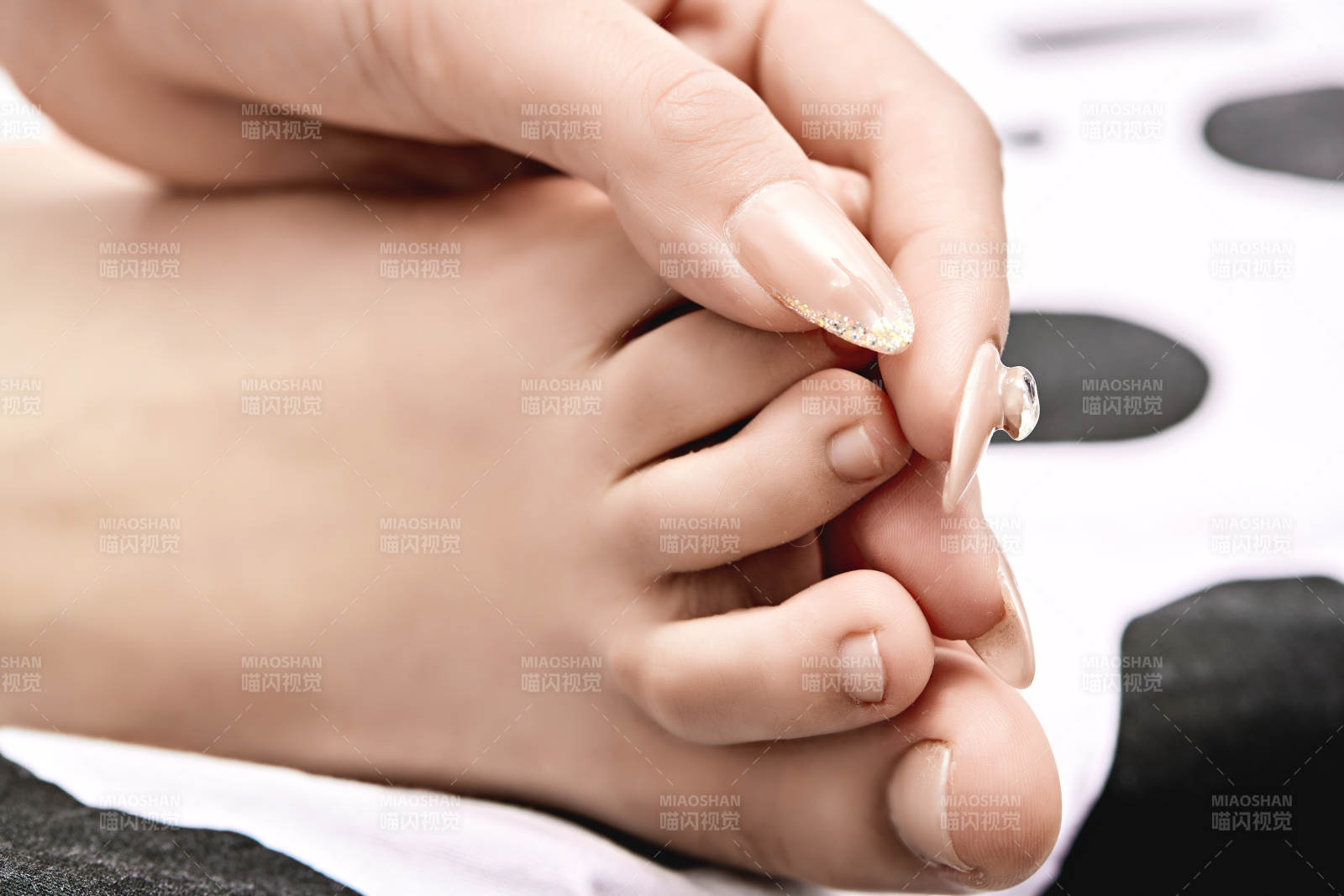 温馨卧室床上的少女手足部特写图片