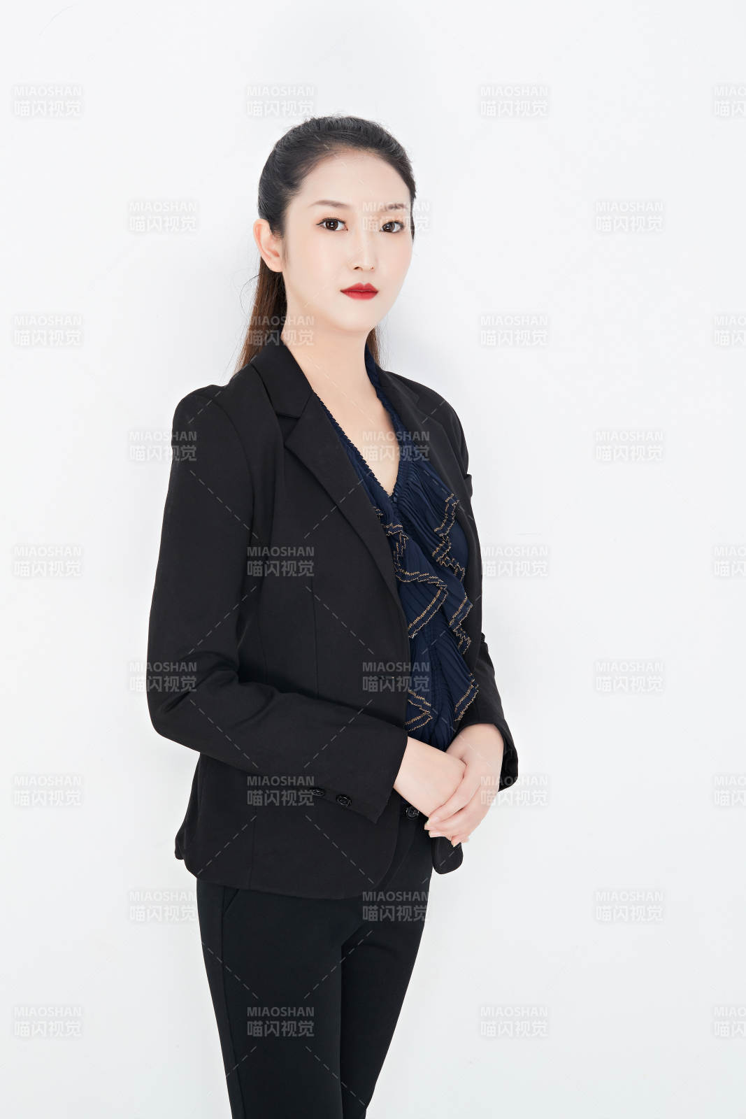 白色背景下的美丽商务女性肖像图片