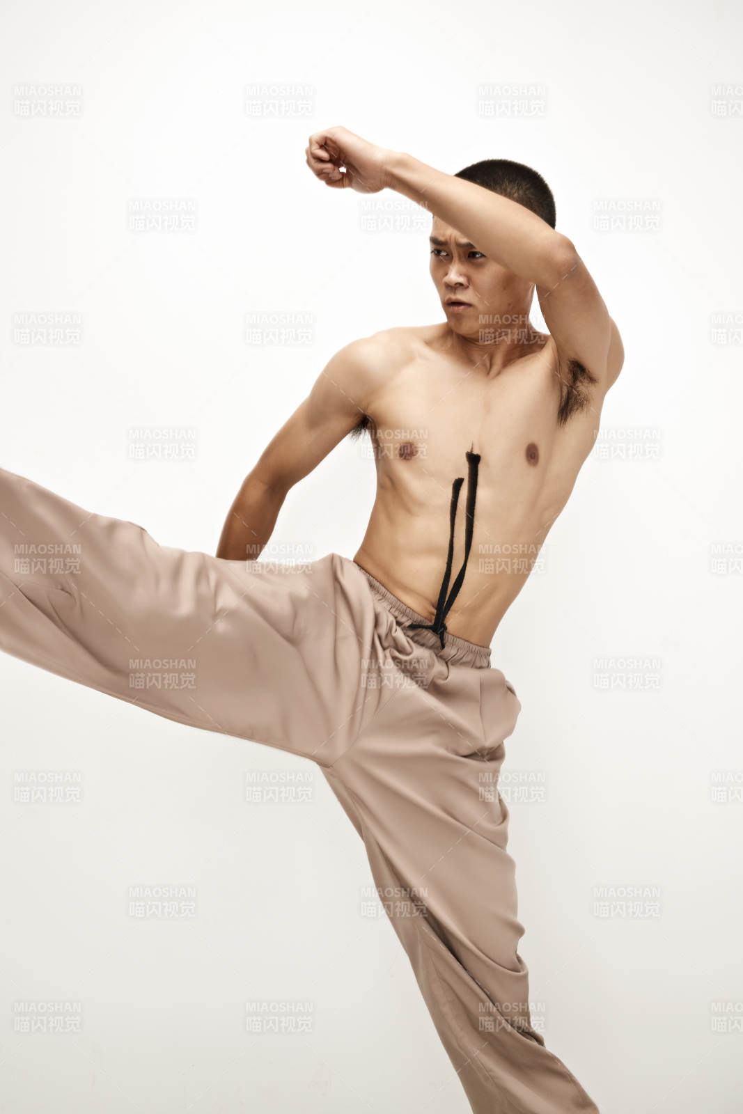 白色背景下演示自由搏击动作的亚洲功夫男性图片