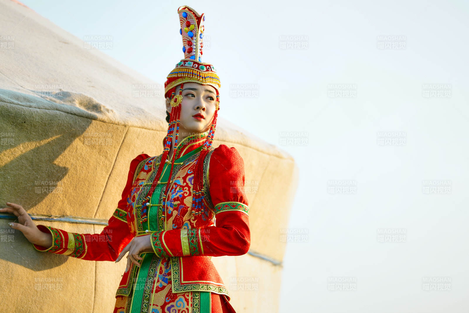 草原上穿着蒙古族传统服饰的亚洲年轻美少女图片