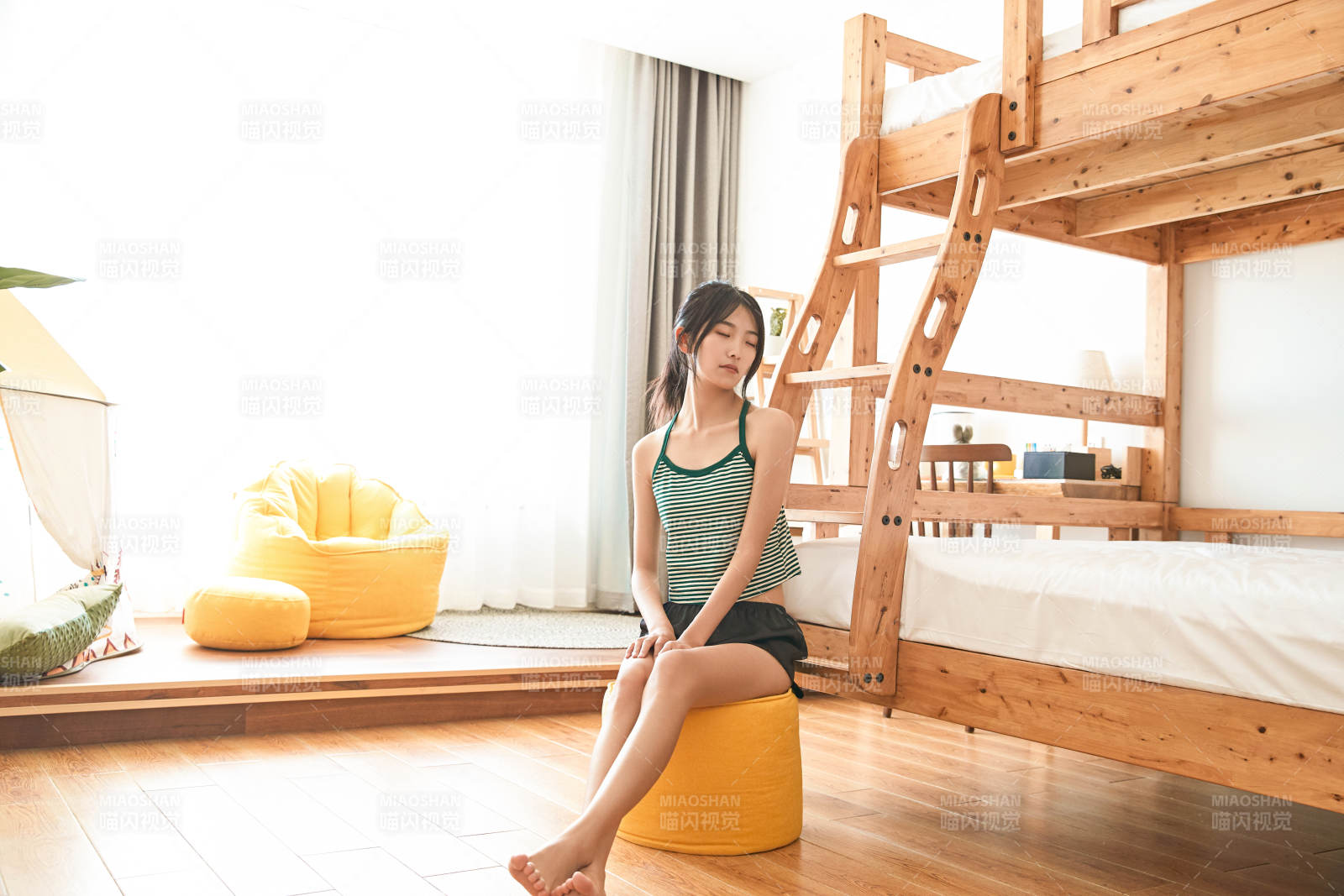 儿童客房内舒适休息的少女图片