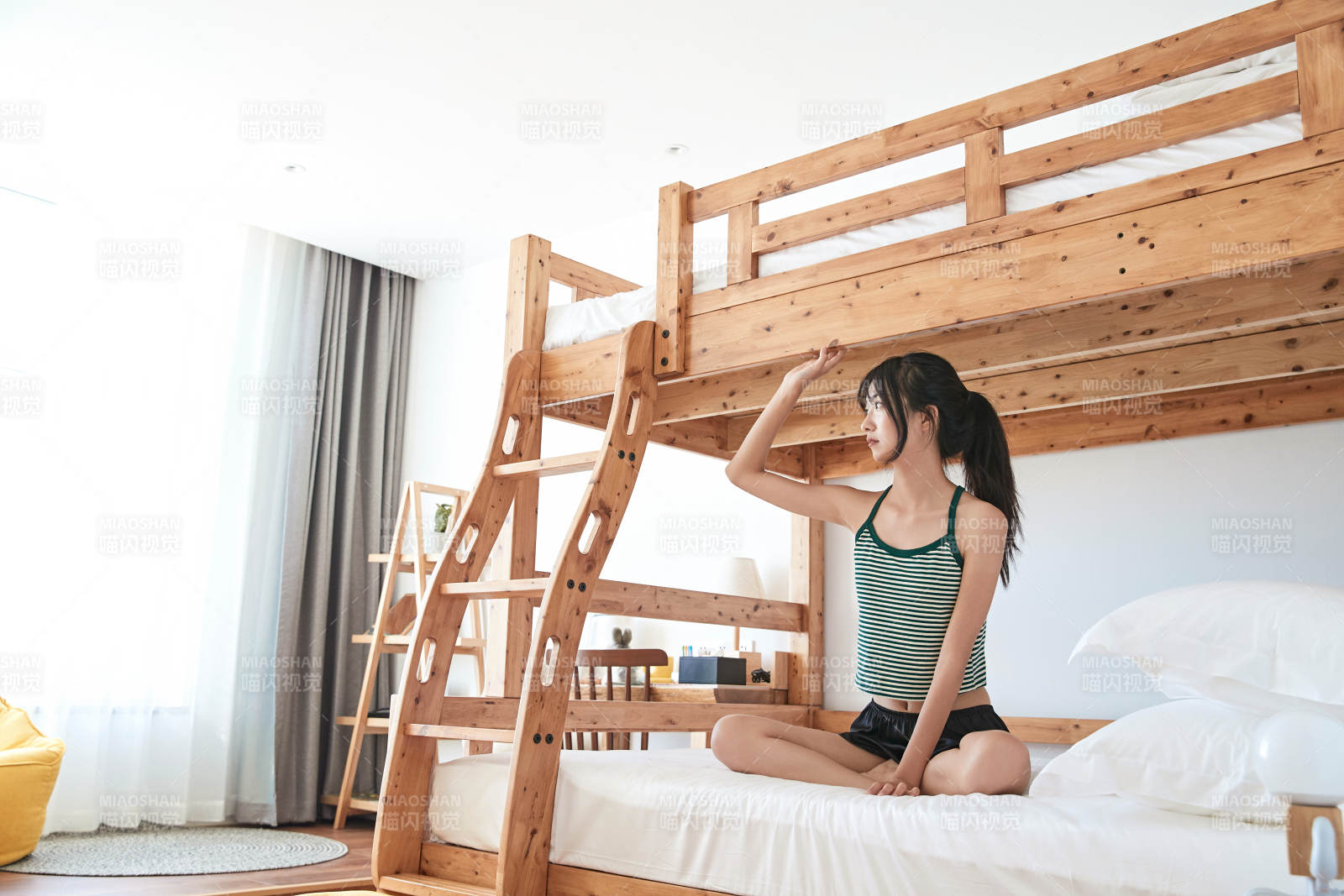 儿童客房内舒适休息的少女图片