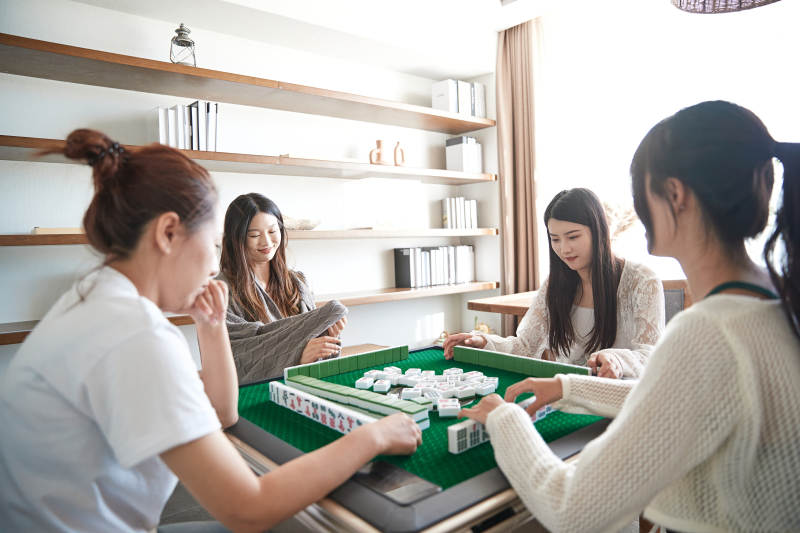 快乐的闺蜜打麻将图片