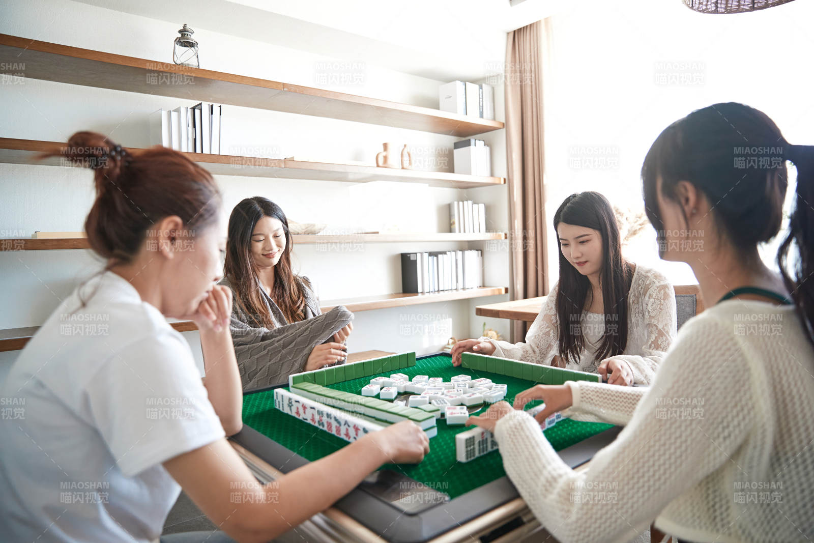 快乐的闺蜜打麻将图片