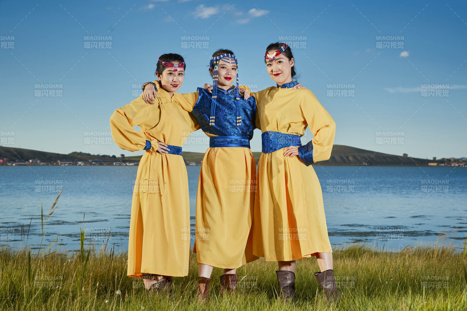 草原上穿着蒙古族传统服饰的年轻蒙族姐妹图片