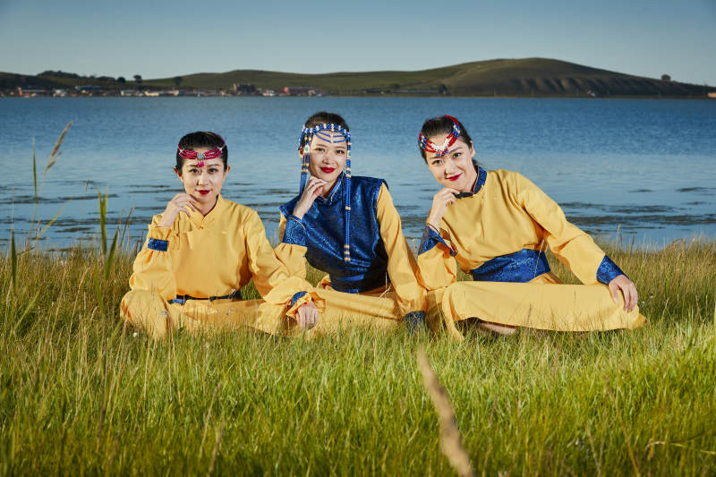 草原上穿着蒙古族传统服饰的年轻蒙族姐妹图片