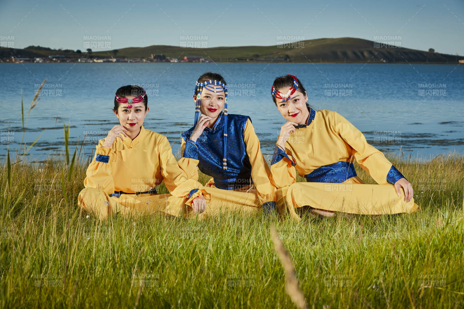 草原上穿着蒙古族传统服饰的年轻蒙族姐妹图片