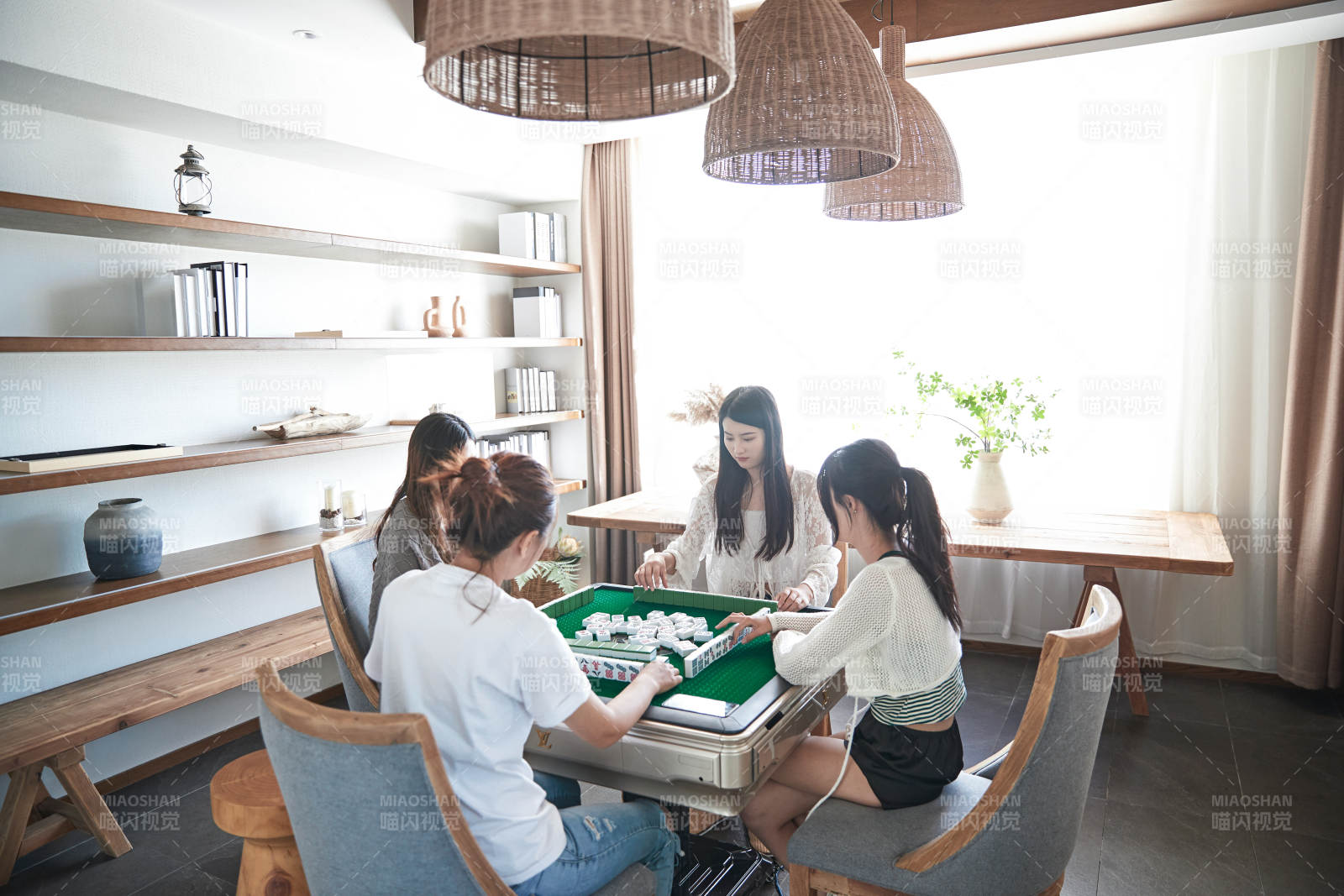 快乐的闺蜜打麻将图片