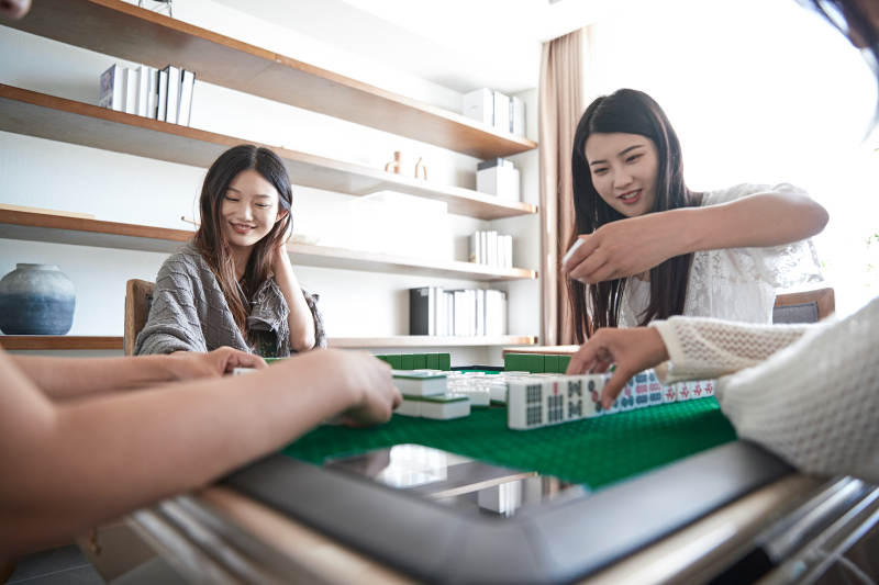 快乐的闺蜜打麻将图片