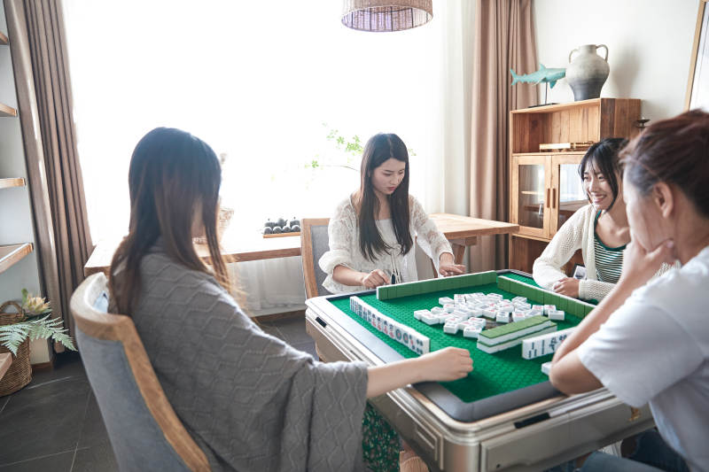 快乐的闺蜜打麻将图片