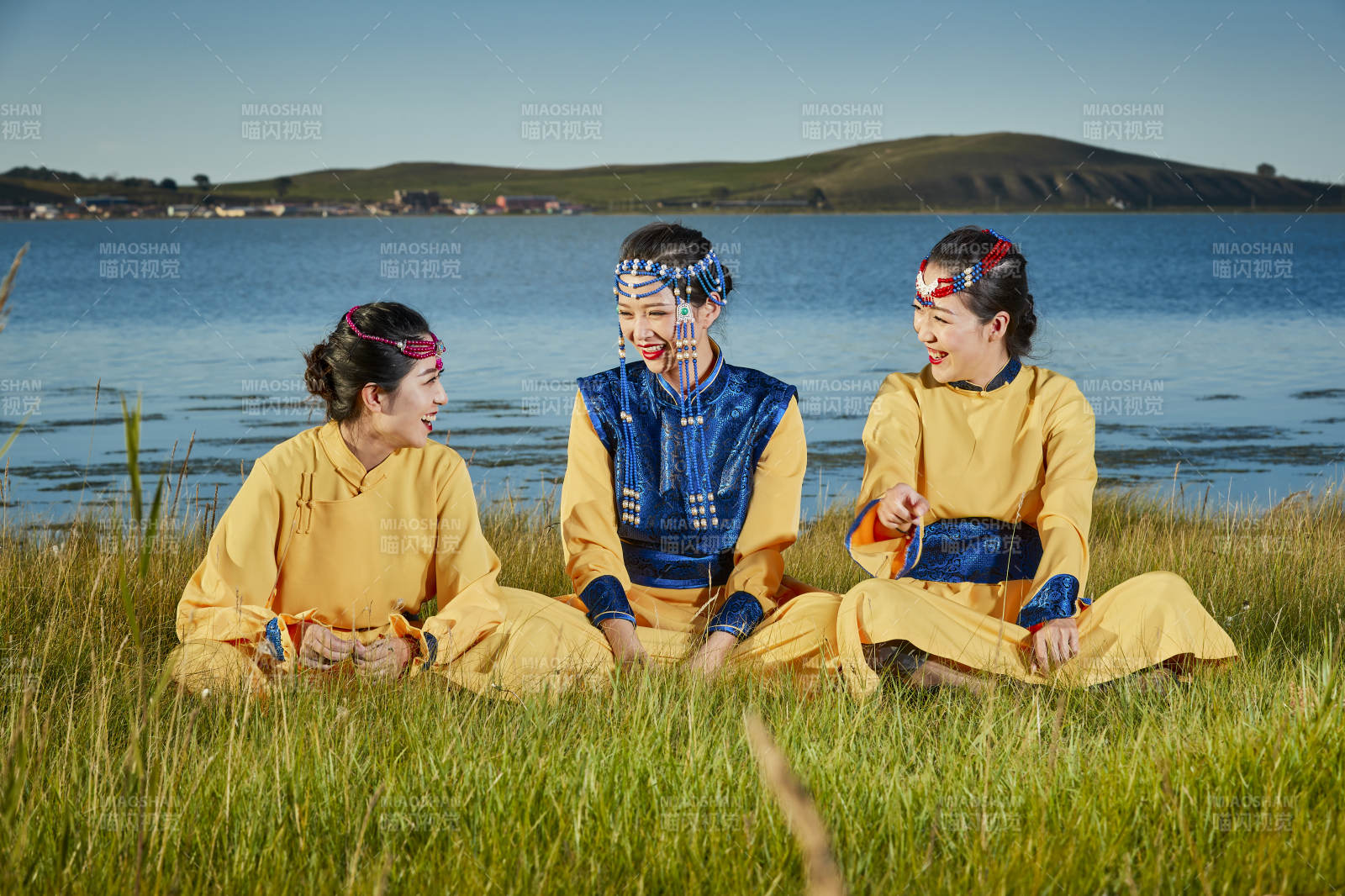 草原上穿着蒙古族传统服饰的年轻蒙族姐妹图片