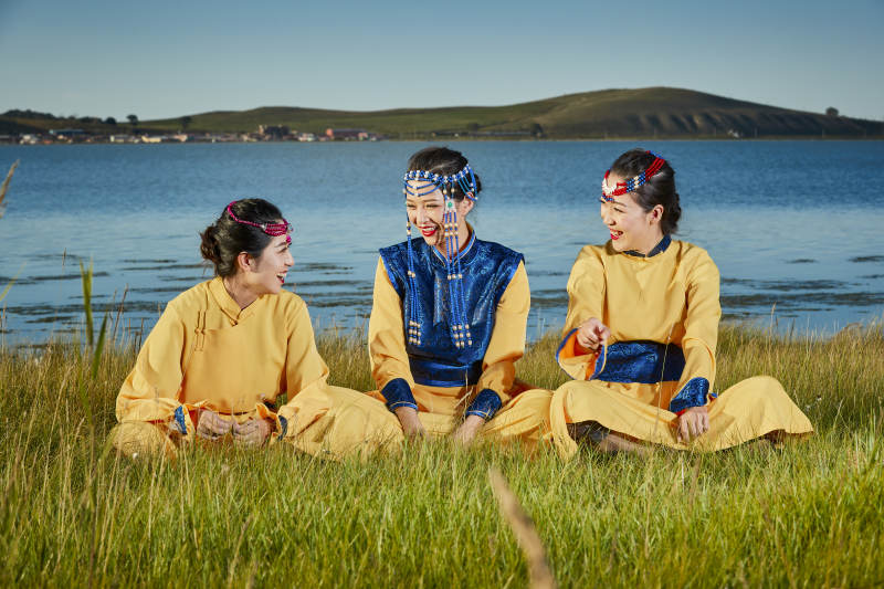 草原上穿着蒙古族传统服饰的年轻蒙族姐妹图片