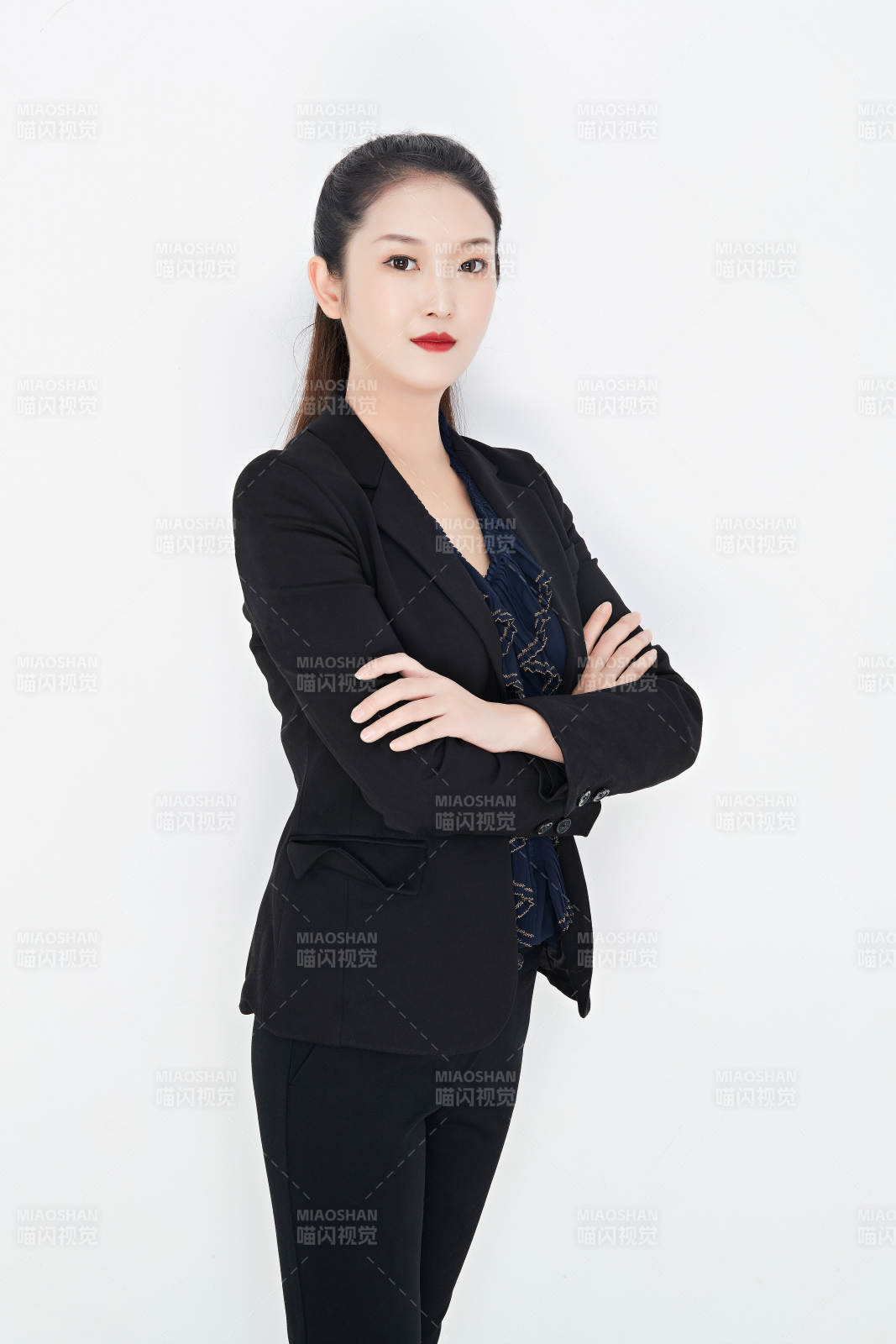 白色背景下的美丽商务女性肖像图片