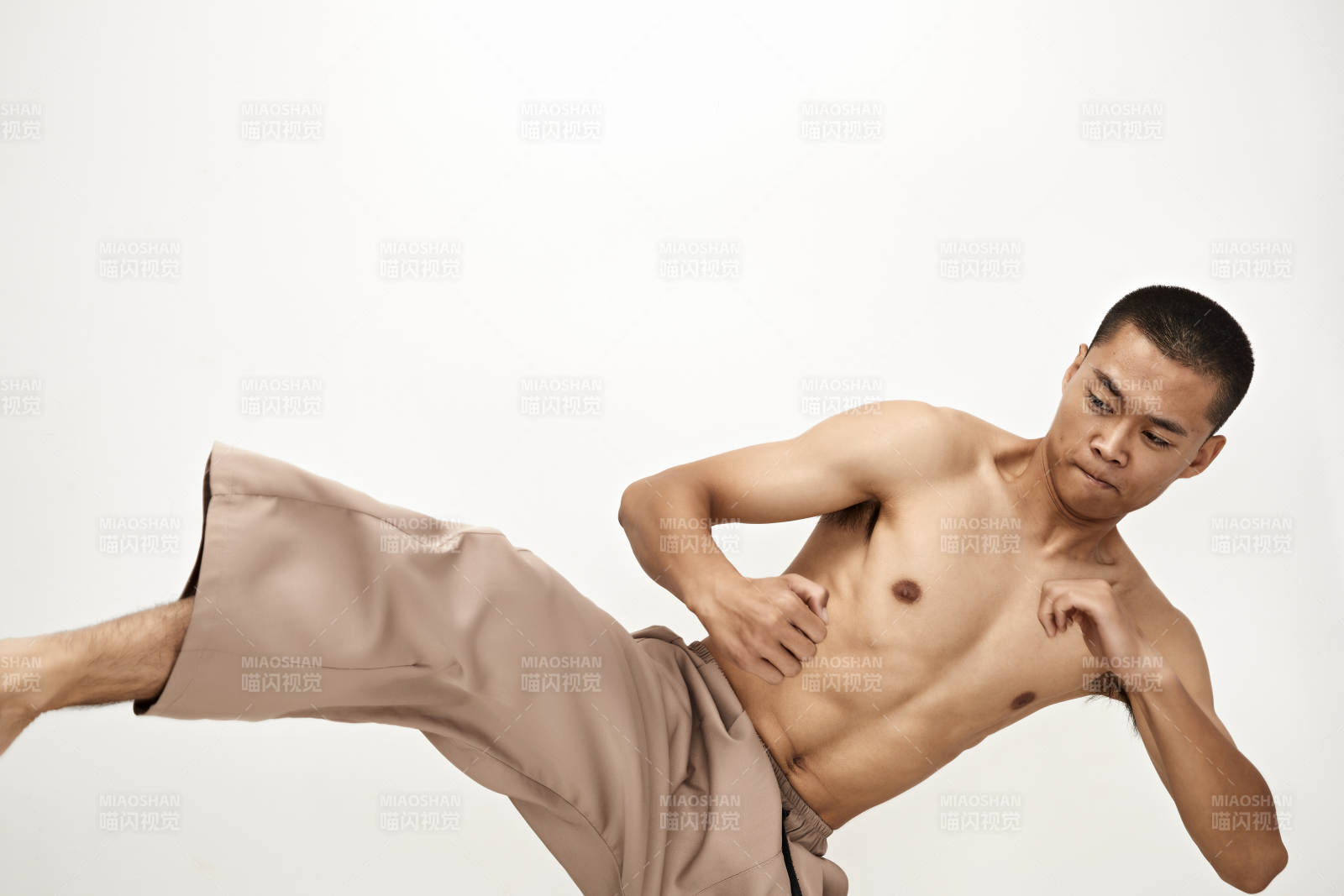 白色背景下演示自由搏击动作的亚洲功夫男性图片