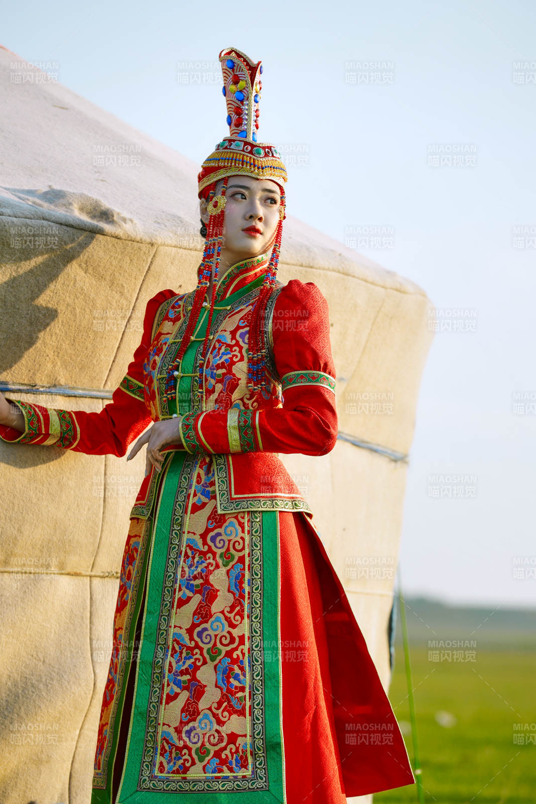 草原上穿着蒙古族传统服饰的亚洲年轻美少女图片