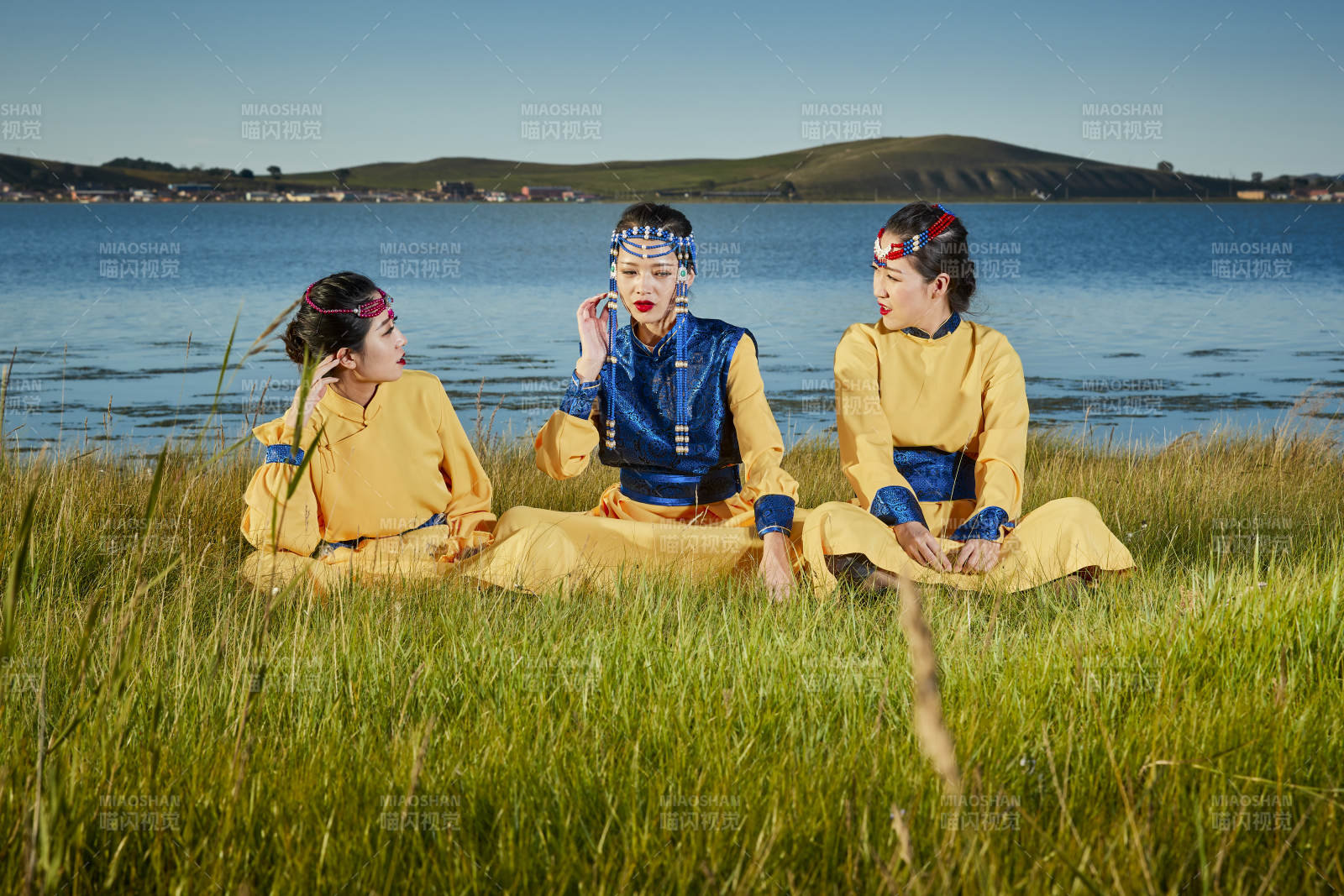 草原上穿着蒙古族传统服饰的年轻蒙族姐妹图片