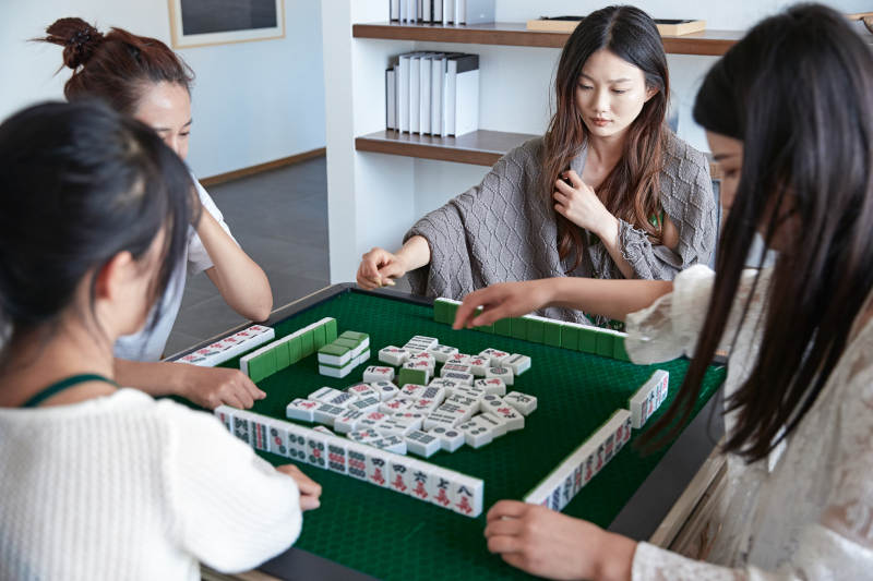 快乐的闺蜜打麻将图片