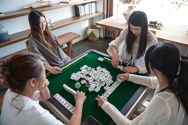 快乐的闺蜜打麻将图片