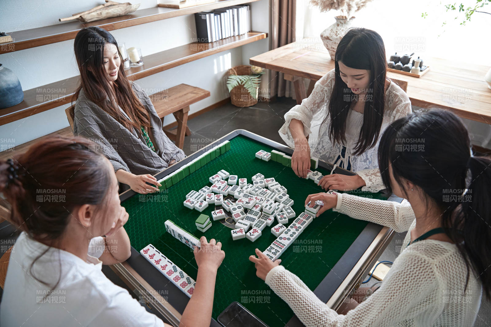 快乐的闺蜜打麻将图片