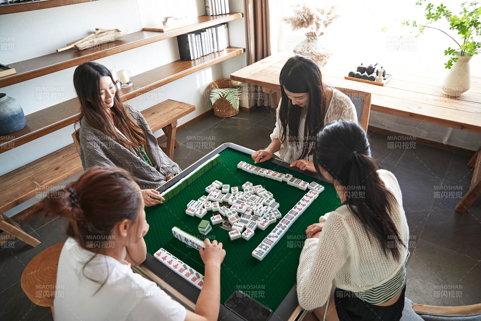 快乐的闺蜜打麻将图片