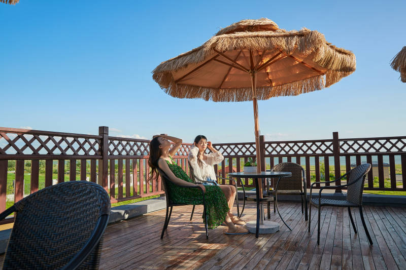 度假区酒店别墅天台上的美女图片