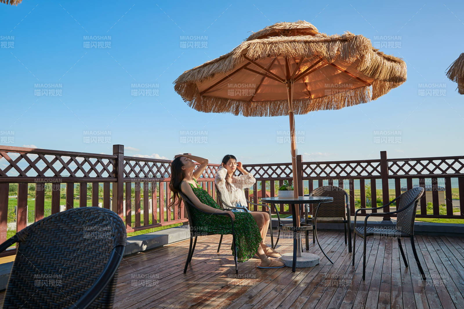 度假区酒店别墅天台上的美女图片