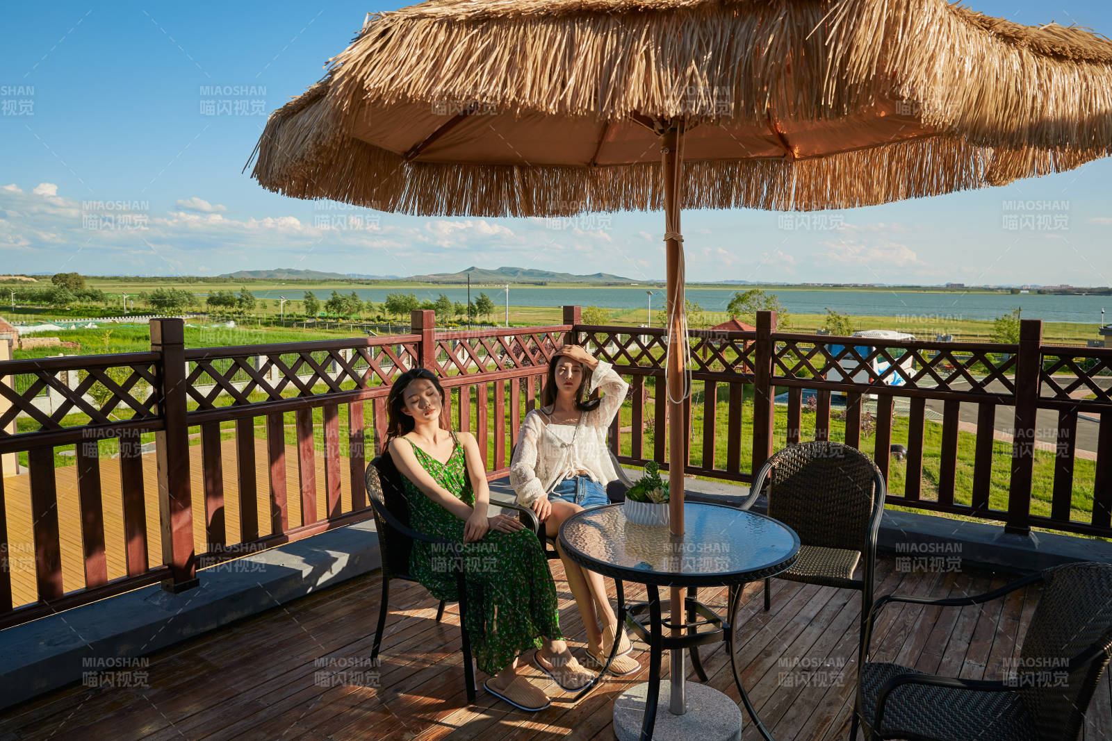 度假区酒店别墅天台上的美女图片