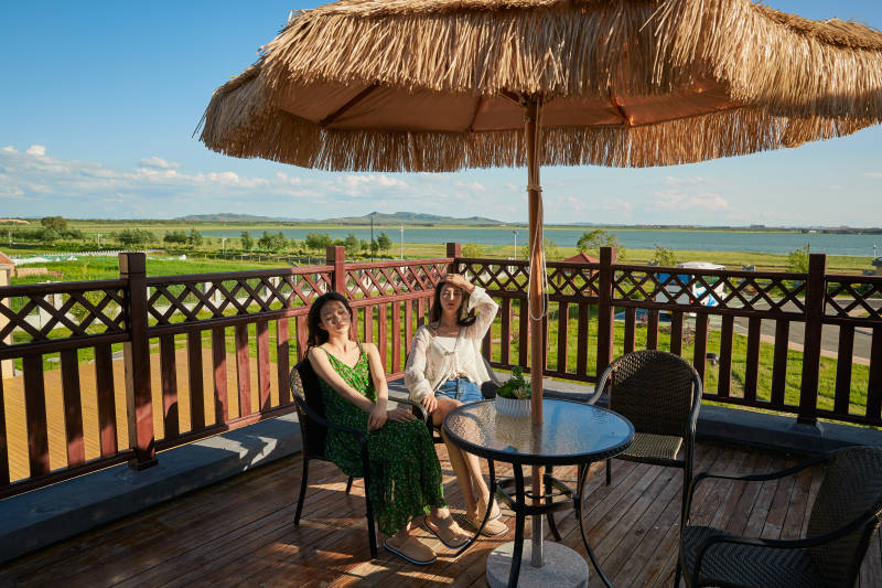 度假区酒店别墅天台上的美女图片