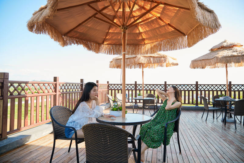 度假区酒店别墅天台上的美女图片