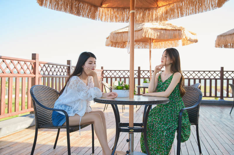 度假区酒店别墅天台上的美女图片