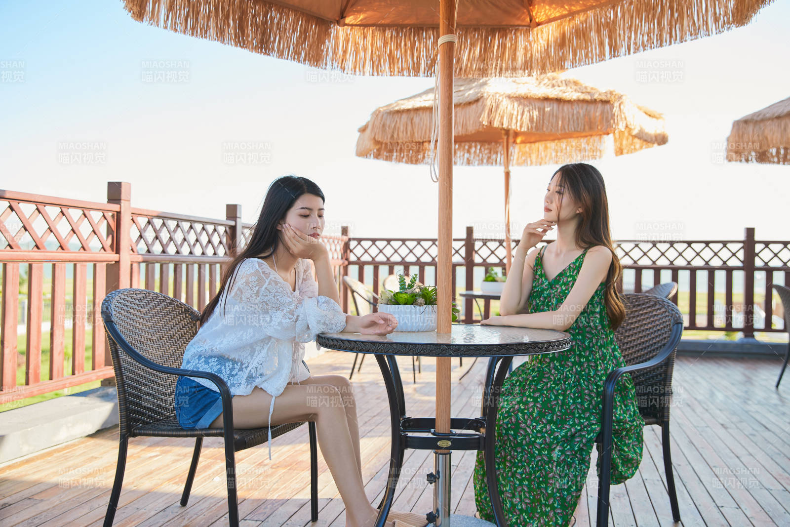 度假区酒店别墅天台上的美女图片