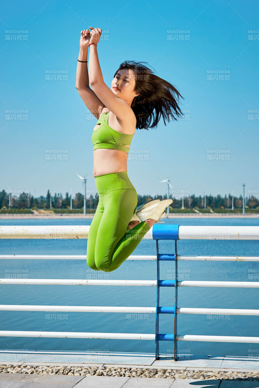 户外河畔公园做拉伸有氧运动的亚洲女性图片
