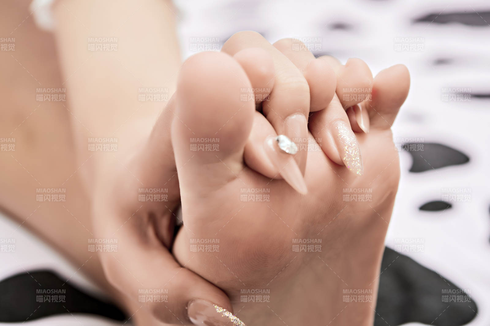 温馨卧室床上的少女手足部特写图片