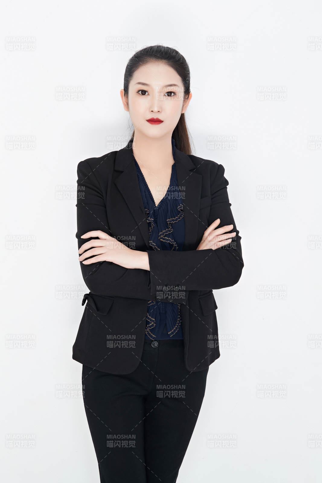 白色背景下的美丽商务女性肖像图片