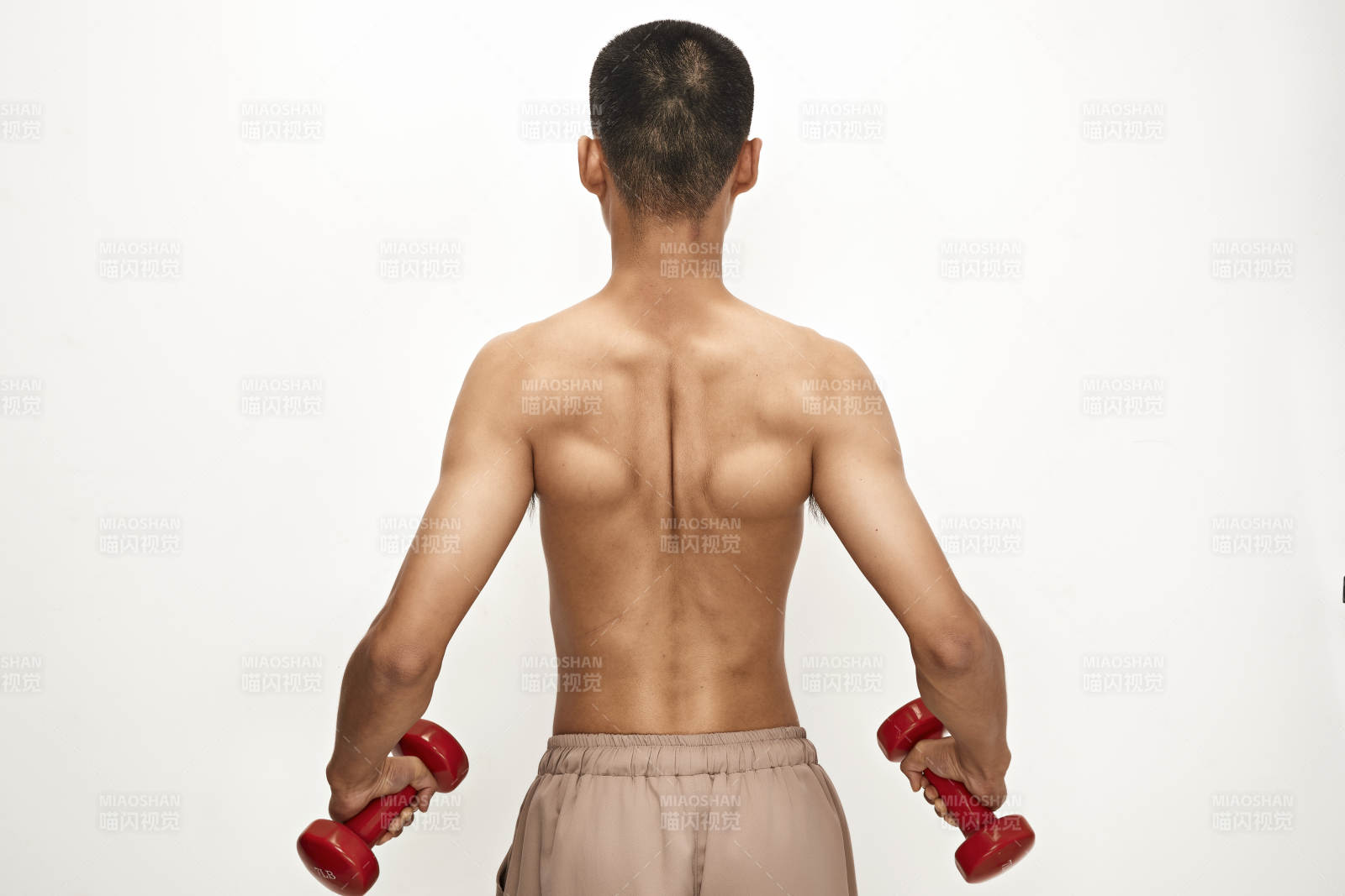 使用哑铃进行健身锻炼的亚洲男性图片