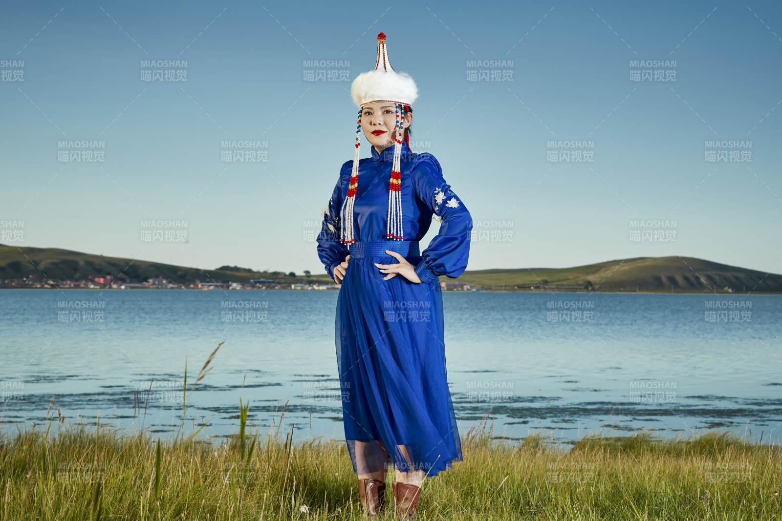 草原上穿着蒙古族传统服饰的年轻蒙族姐妹图片