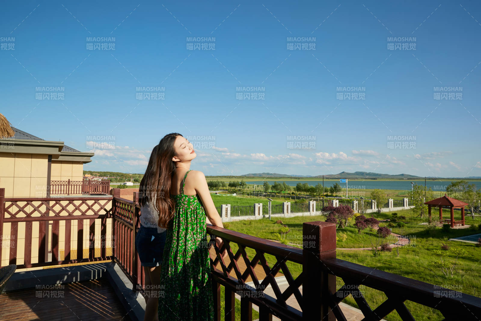 度假区酒店别墅天台上的美女图片