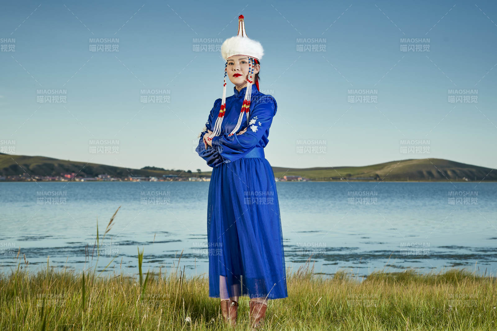 草原上穿着蒙古族传统服饰的年轻蒙族姐妹图片