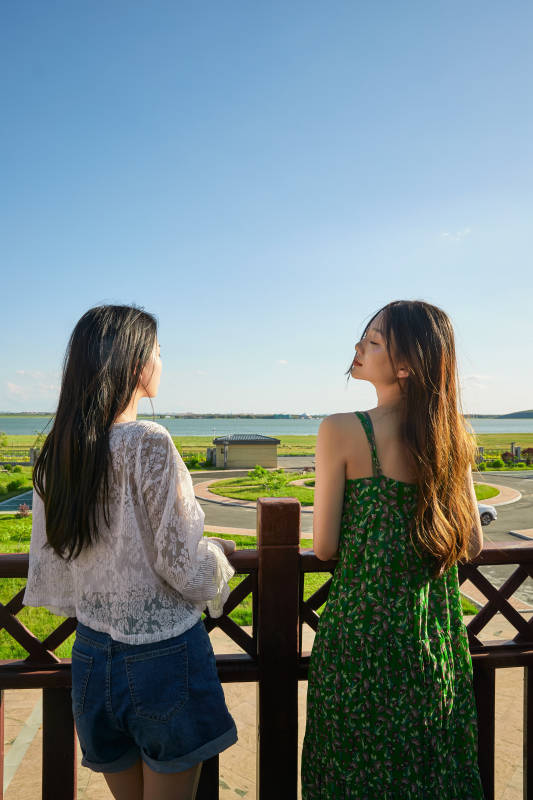 度假区酒店别墅天台上的美女图片