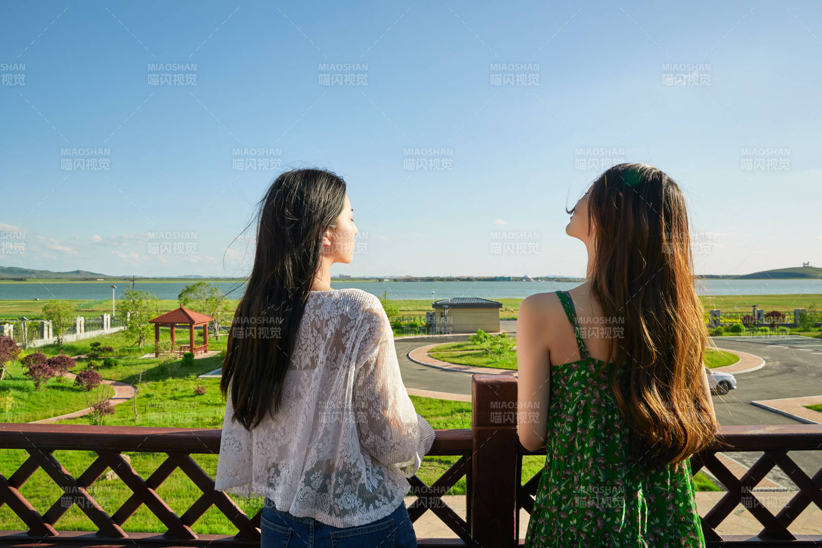 度假区酒店别墅天台上的美女图片