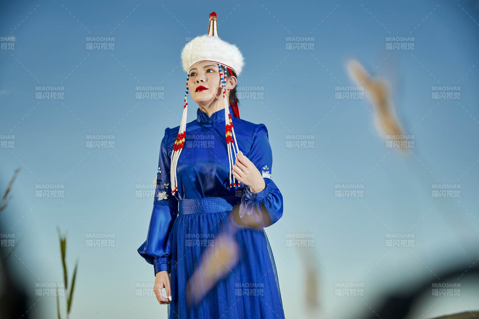 草原上穿着蒙古族传统服饰的年轻蒙族姐妹图片