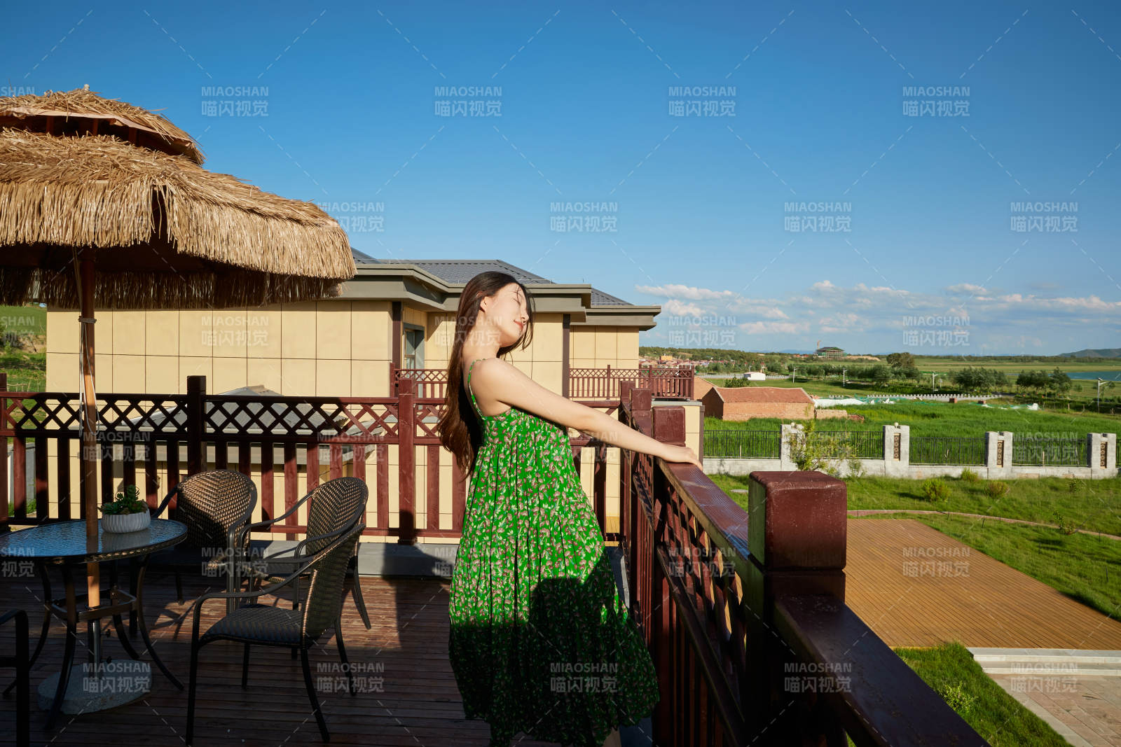 度假区酒店别墅天台上的美女图片