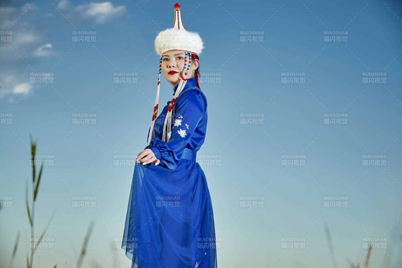 草原上穿着蒙古族传统服饰的年轻蒙族姐妹图片