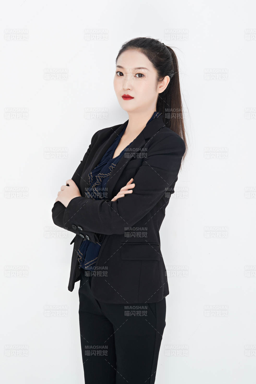 白色背景下的美丽商务女性肖像图片