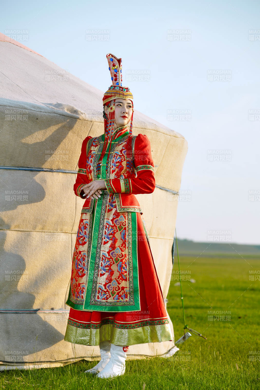 草原上穿着蒙古族传统服饰的亚洲年轻美少女图片