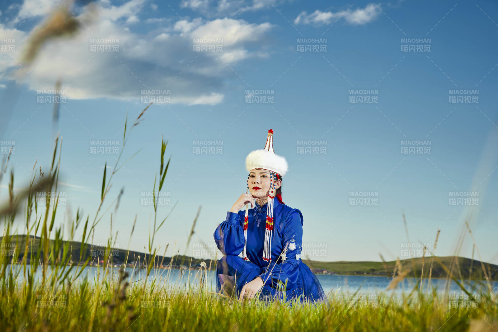 草原上穿着蒙古族传统服饰的年轻蒙族姐妹图片