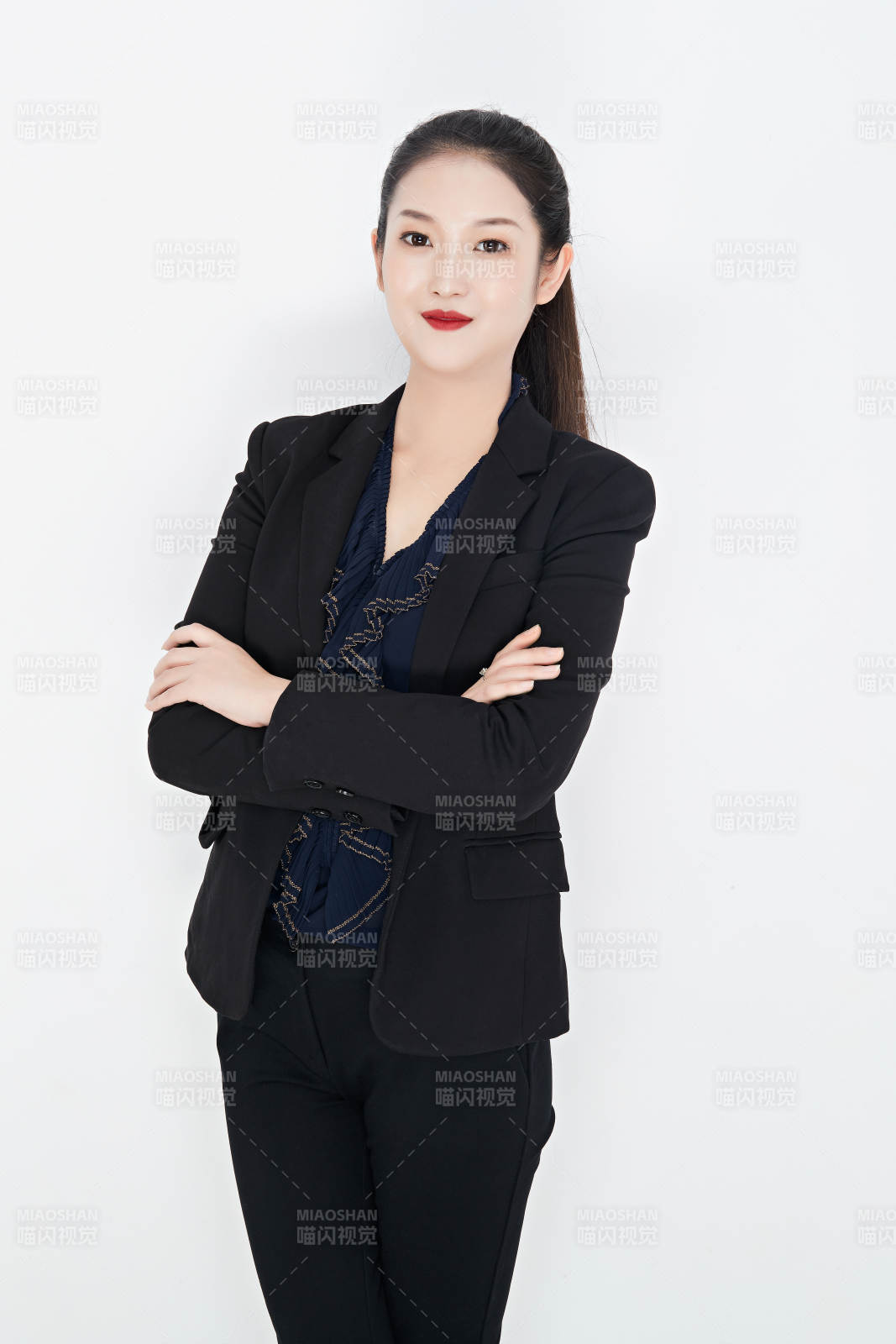 白色背景下的美丽商务女性肖像图片