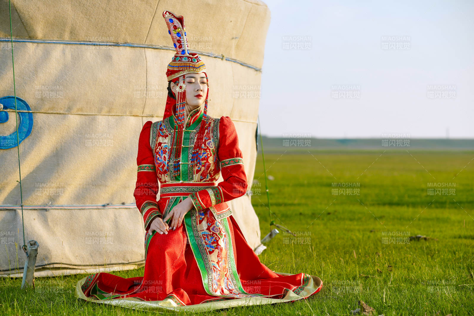 草原上穿着蒙古族传统服饰的亚洲年轻美少女图片